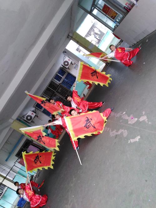 华兴武术特色班的学生在表演武旗排练.